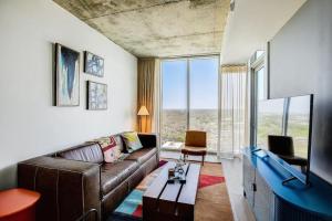 Austin Downtowner Heated Rooftop Pool by Barcle