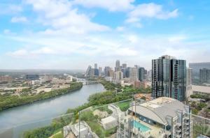 Austin Downtowner Heated Rooftop Pool by Barcle