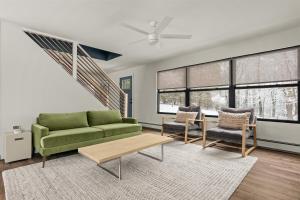 Cozy Creekside Retreat - Minutes to Delhi & Andes