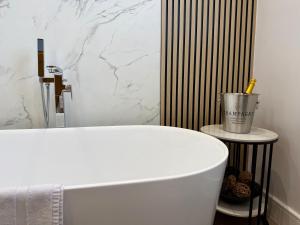 Modern 2 En-Suite Bedrooms Worcester, Free Parking