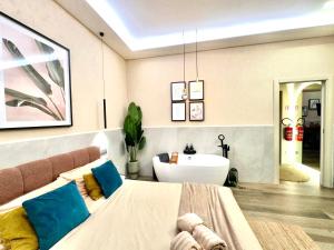 Falco Deluxe Home - With Freestanding Bath