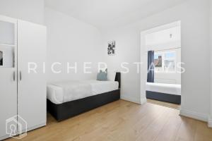 Spacious 4BR House, Walk to Dagenham Heathway