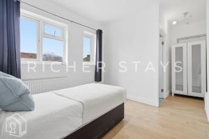 Spacious 4BR House, Walk to Dagenham Heathway