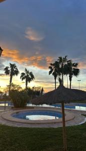 Primera línea, playa, piscina y amanecer