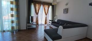 Kamenari, 3-room 2BR modern apartment at the seaside