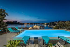 Villa Sail near Medulin for 10 persons with 50 m2 heated pool, sea view & beachfront