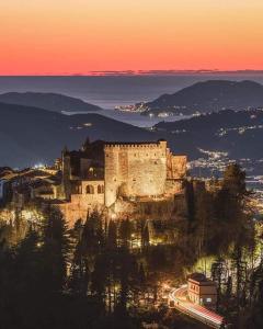 House with Pool, jacuzzi,garden and BBQ next seaside