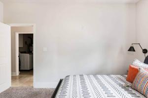Stay on a Restored 1920 Residence mins to Riverwalk