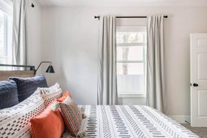 Stay on a Restored 1920 Residence mins to Riverwalk