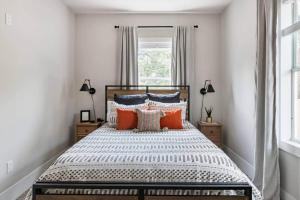Stay on a Restored 1920 Residence mins to Riverwalk
