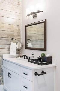 Stay on a Restored 1920 Residence mins to Riverwalk