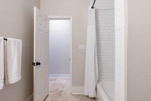 Stay on a Restored 1920 Residence mins to Riverwalk