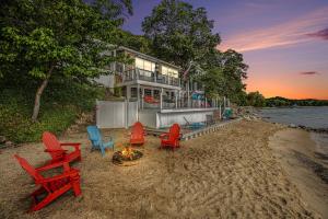 Bayshore Private Beach House w Panoramic Island Views ➠ 7633