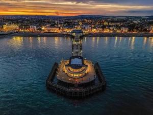 Cozy Kingfisher - 2-Bed Bungalow in Brighton near the Beach With Free WiFi & Terrace by Kozmo Properties