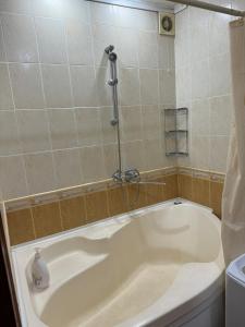 Проста, але велика і затишна квартира в центрі міста з двома окремими спальнями!