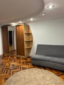 Проста, але велика і затишна квартира в центрі міста з двома окремими спальнями!