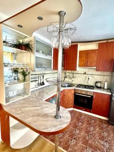 Проста, але велика і затишна квартира в центрі міста з двома окремими спальнями!