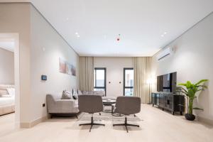 Elegant 2BR Apartment with Self Check-in and Private Parking in Al Rawdah