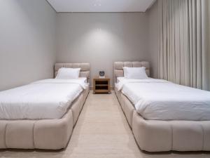 Elegant 2BR Apartment with Self Check-in and Private Parking in Al Rawdah