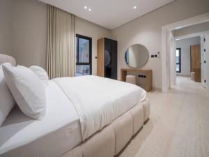 Elegant 2BR Apartment with Self Check-in and Private Parking in Al Rawdah