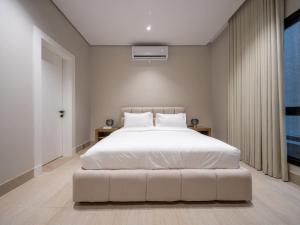 Elegant 2BR Apartment with Self Check-in and Private Parking in Al Rawdah