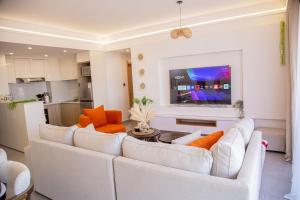 Stylish Comfort 2 Bed, 2 Bath with Gym & Pool