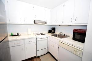 Golden Sands 1614 studio