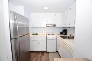 Golden Sands 1614 studio