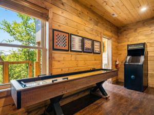 Designer Cabin - Mtn Views - Game Room - Hot Tub