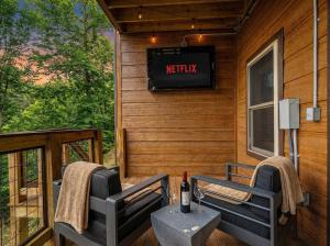 Designer Cabin - Mtn Views - Game Room - Hot Tub
