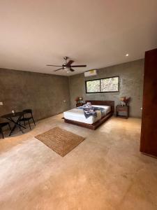 Concrete Jungle Studio with Outdoor Kitchen 4 Min to Beach