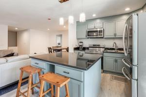 6 Mi to DTC Work and Play in Denver Suburbs!