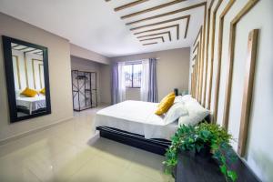 5 bedroom, with Arcade machine and foosball, 1 block from Lleras park P3