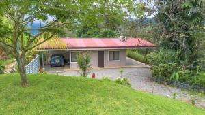 House with mountain views, 15 minutes from Dominical