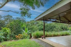 House with mountain views, 15 minutes from Dominical
