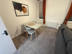 Sleek 1 Bed Flat near Warwick Castle with Parking