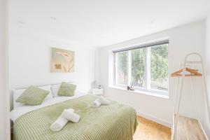 Central Apt-2Bed 2Bath-AC unit-By FabAccommodation