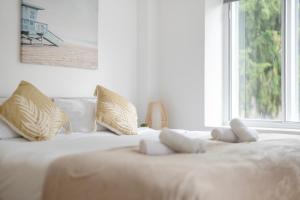 Central Apt-2Bed 2Bath-AC unit-By FabAccommodation