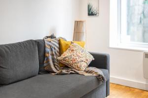 Central Apt-2Bed 2Bath-AC unit-By FabAccommodation