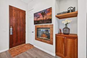 CLR112 Modern 1BD La Quinta Gem Walk to Old Town
