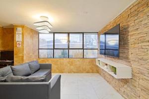 5 Bedroom - 1 Block from Lleras - P2