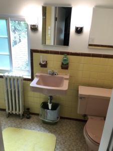 Quiet Way E Side Private 25x30 Loft Great Value 1Qb 1Ba Kitchenette
