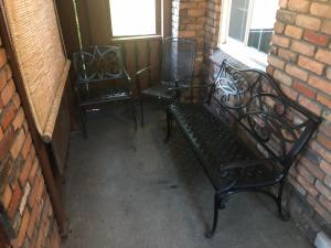 Quiet Way E Side Private 25x30 Loft Great Value 1Qb 1Ba Kitchenette