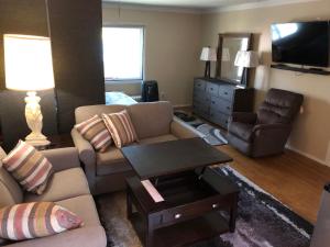 Quiet Way E Side Private 25x30 Loft Great Value 1Qb 1Ba Kitchenette