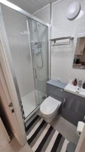 Sleek 1 Bed Flat near Warwick Castle with Parking