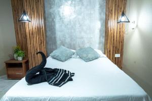 3 bedroom apartment, with arcade machine - 1 block from lleras park p7