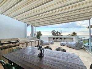 Complete Host Middle Park House