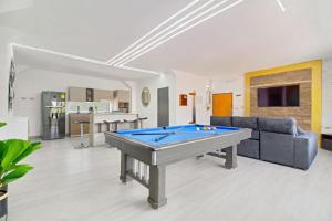 2 bedroom top floor with pool table, 1 block from Lleras park p9