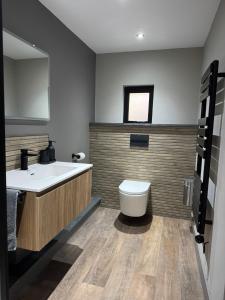 Uno Moor Side - 4 Bed, 2 Bath, Garden, sleeps 8 - Parking