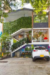 Provenza! Golden Jacuzzi - 5BR only 1 Block from lleras